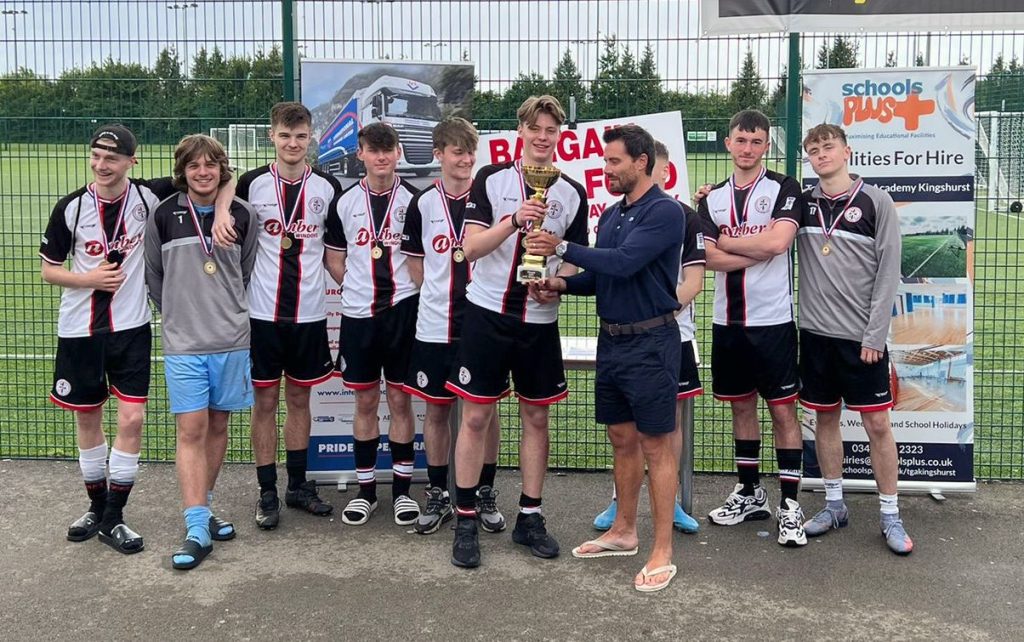 Andy Grubb presents IFL Cup to winners